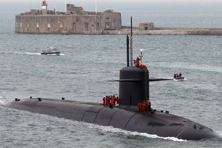 Francie střílela na letouny nad jadernou ponorkovou základnou. Někdo si nebezpečně zahrává s evropskou velmocí